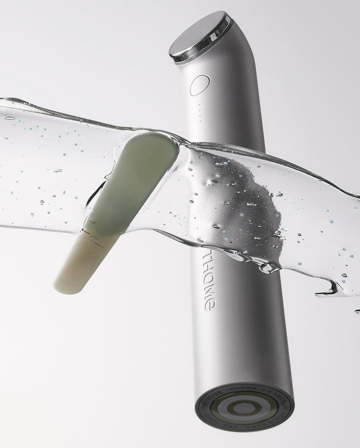 The THOME ultrasonic wand and its celadon infusion head, crossing a wave of essence